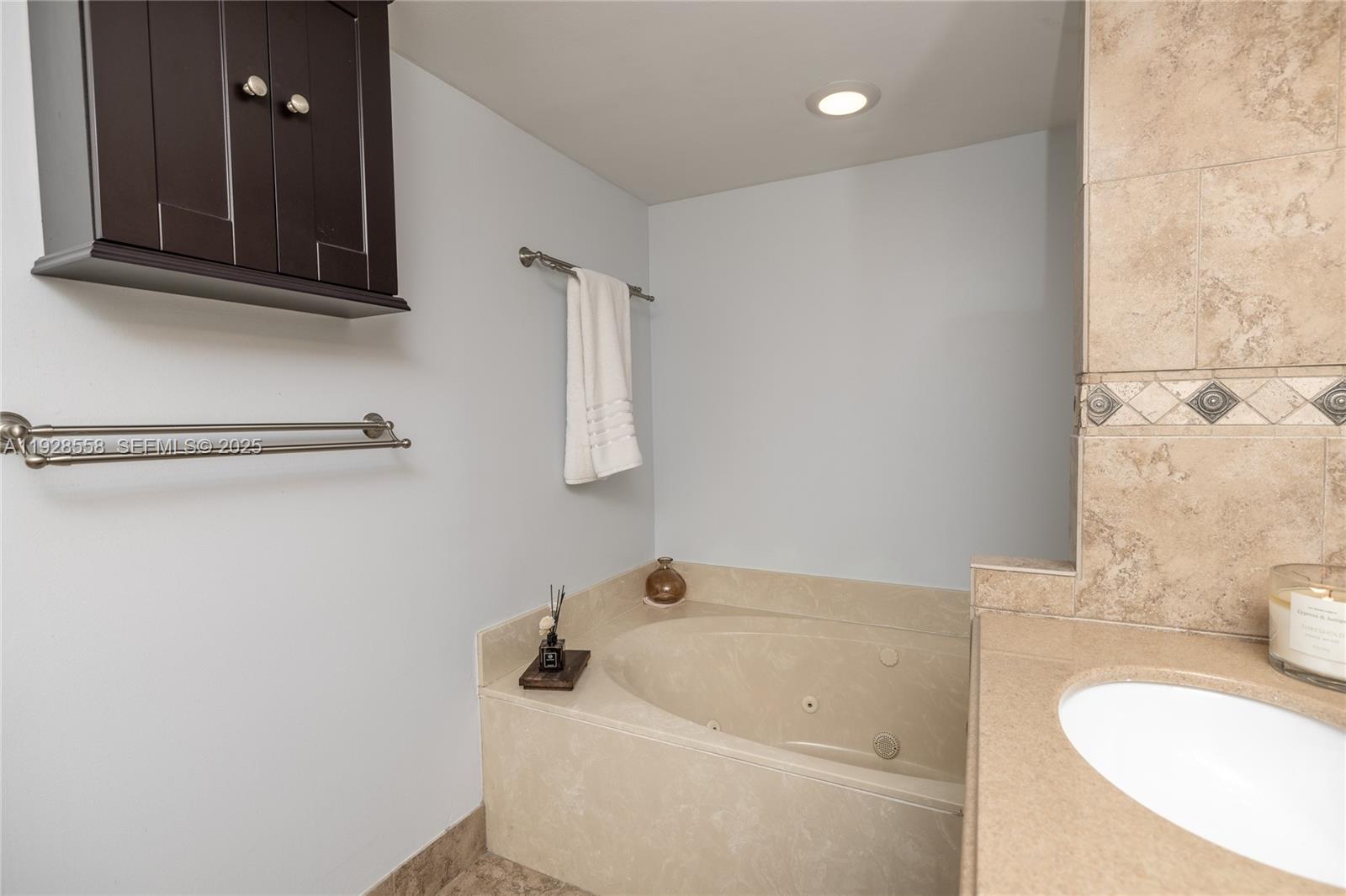 11006 N Harmony Lk Cir Davie, FL 33324