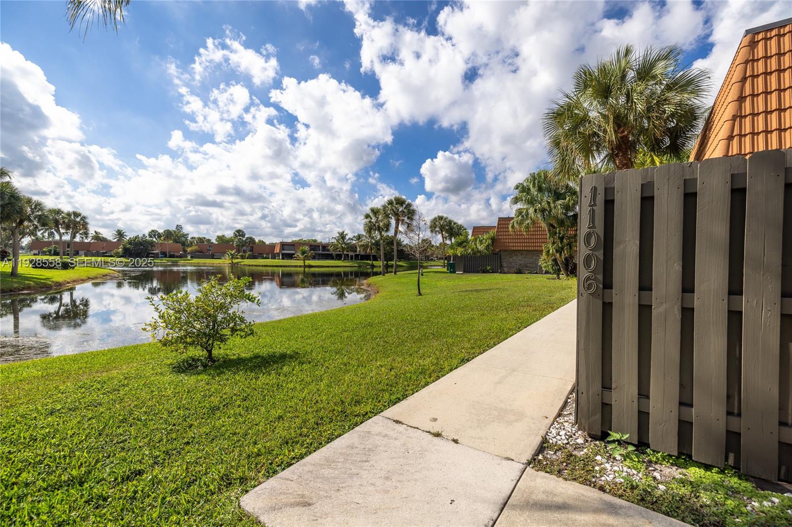 11006 N Harmony Lk Cir Davie, FL 33324