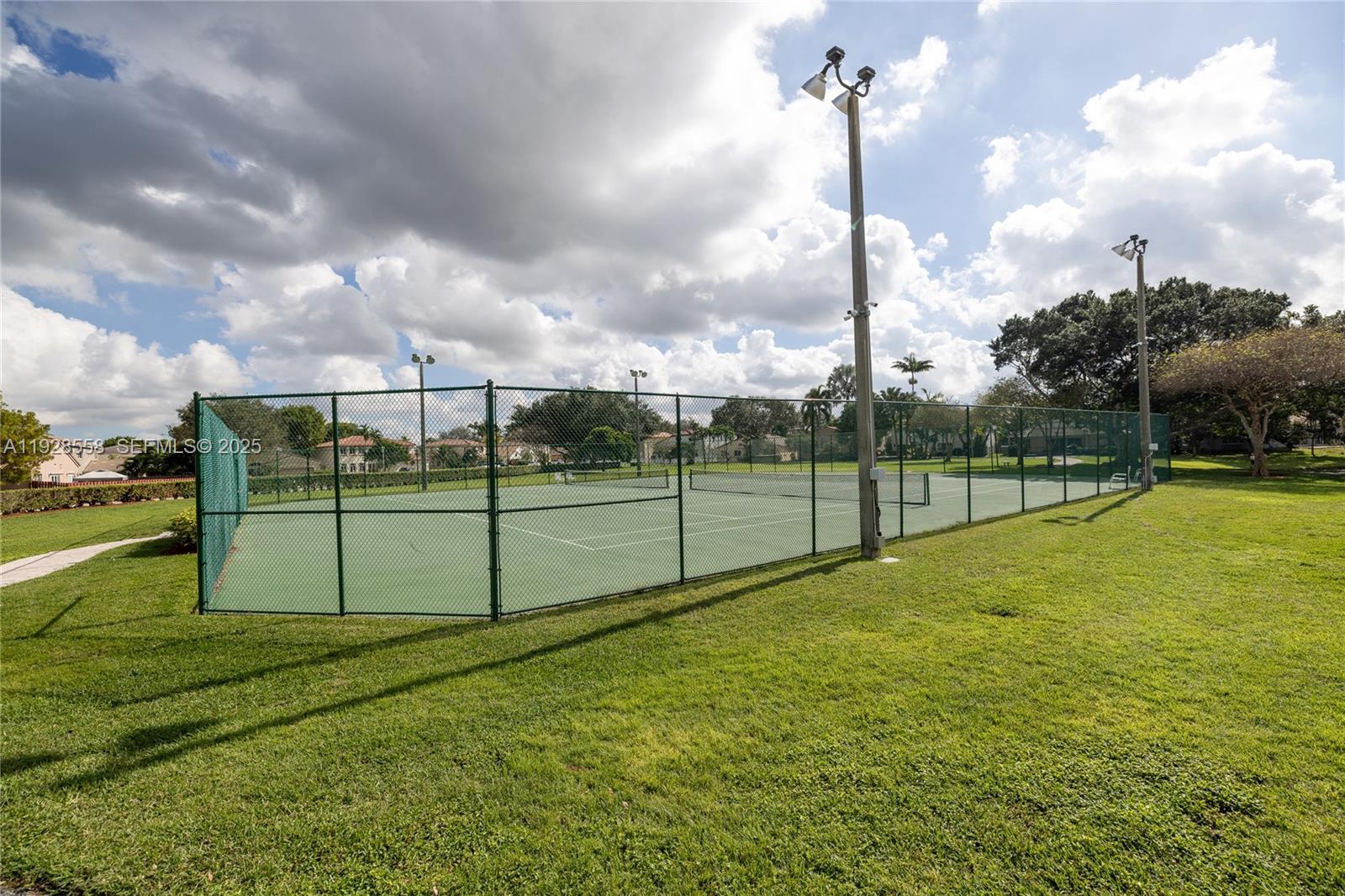 11006 N Harmony Lk Cir Davie, FL 33324