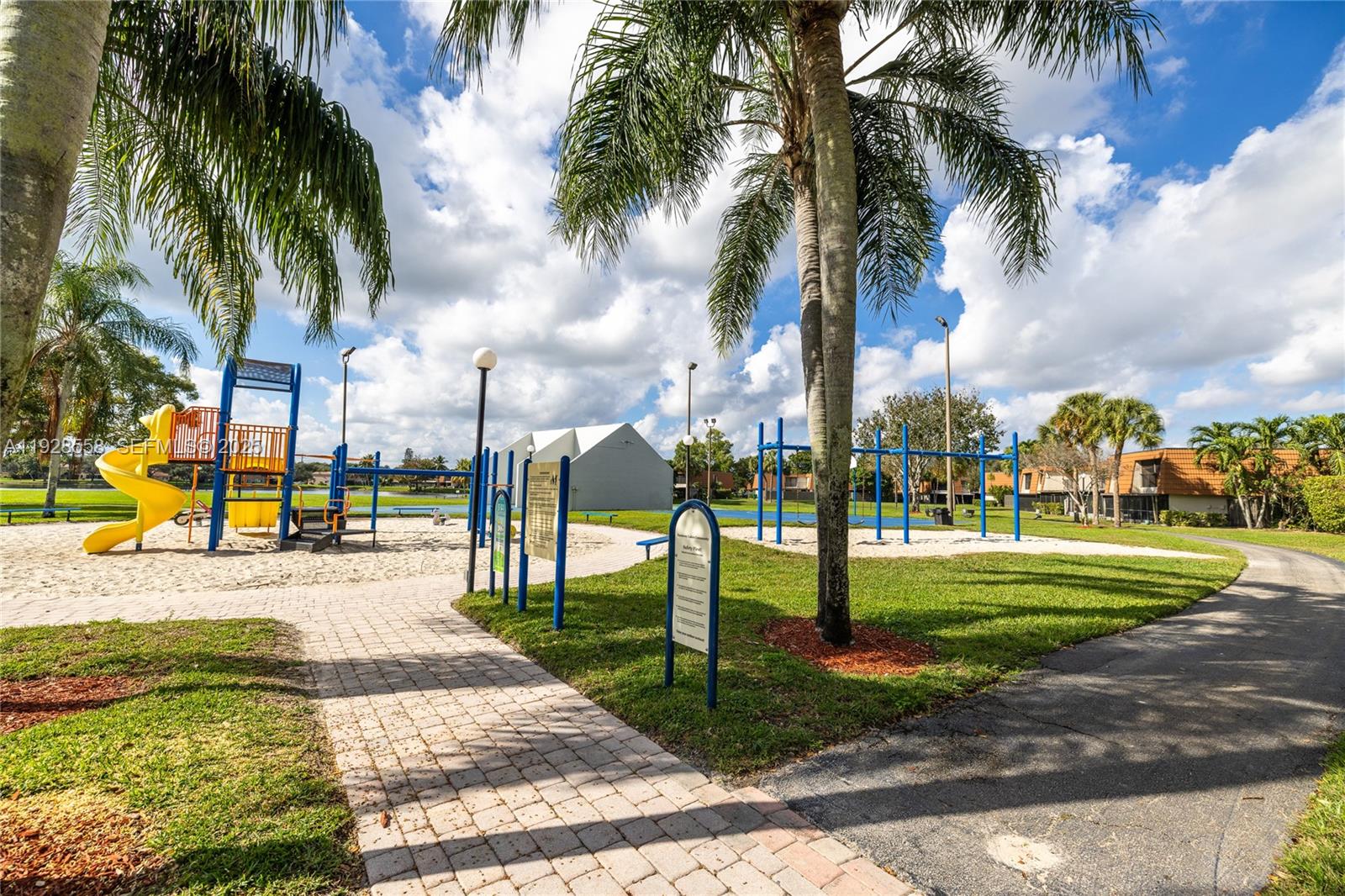 11006 N Harmony Lk Cir Davie, FL 33324