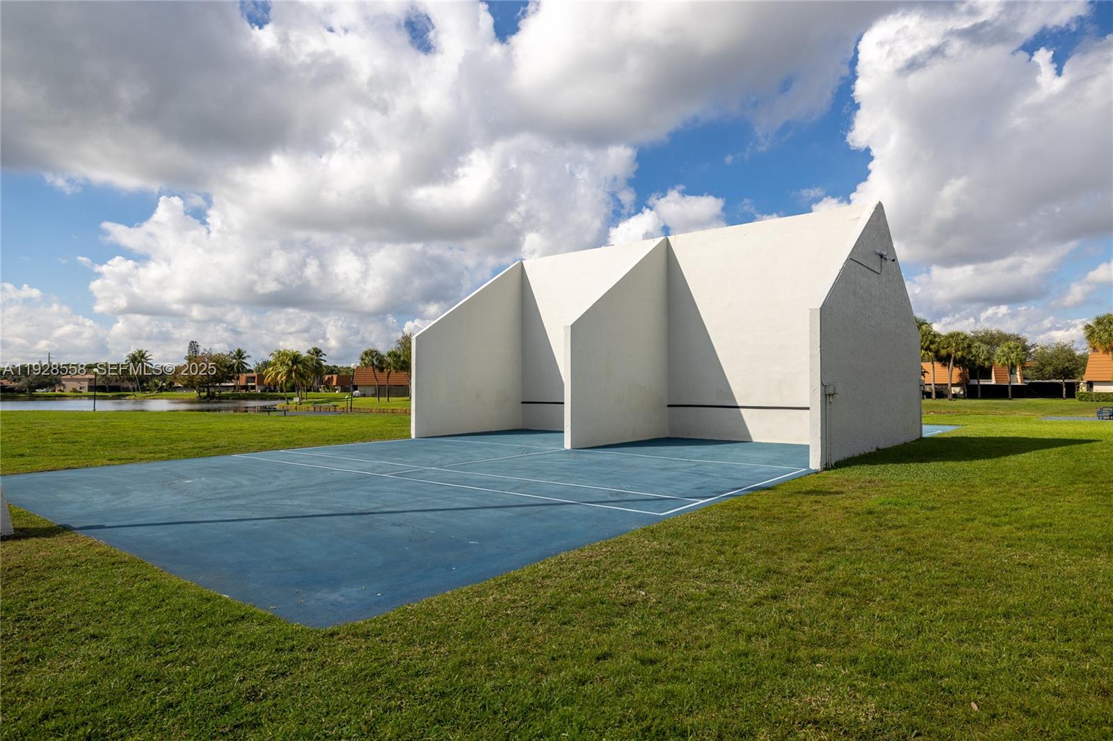 11006 N Harmony Lk Cir Davie, FL 33324