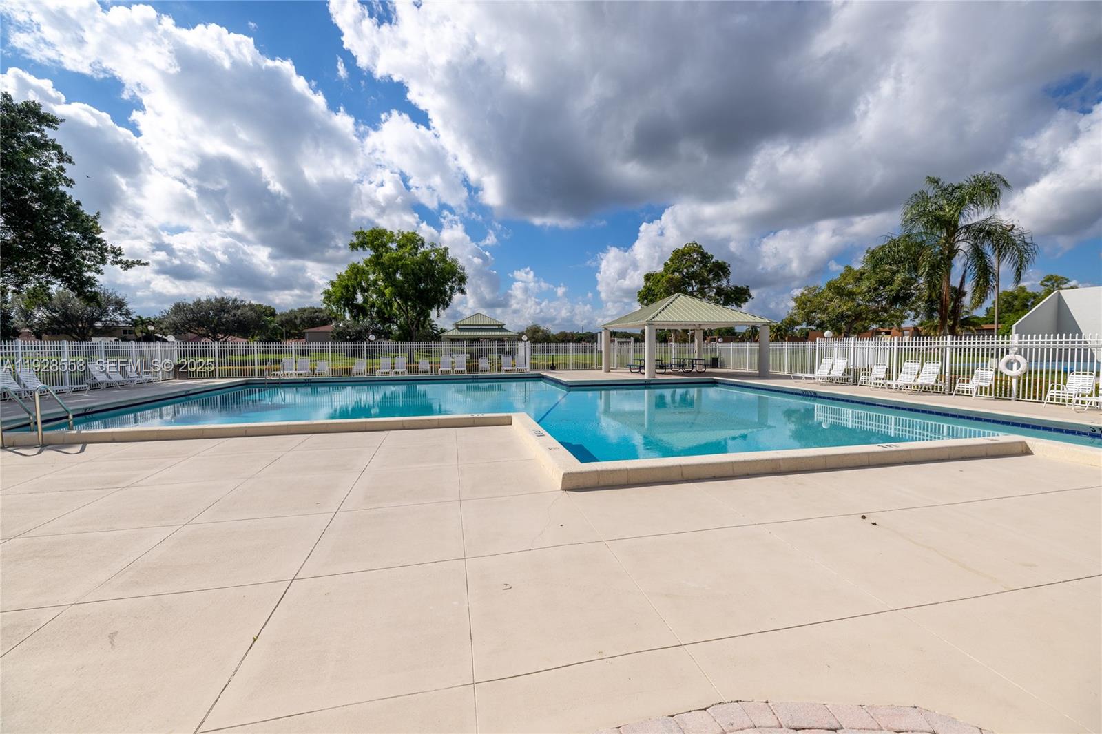 11006 N Harmony Lk Cir Davie, FL 33324