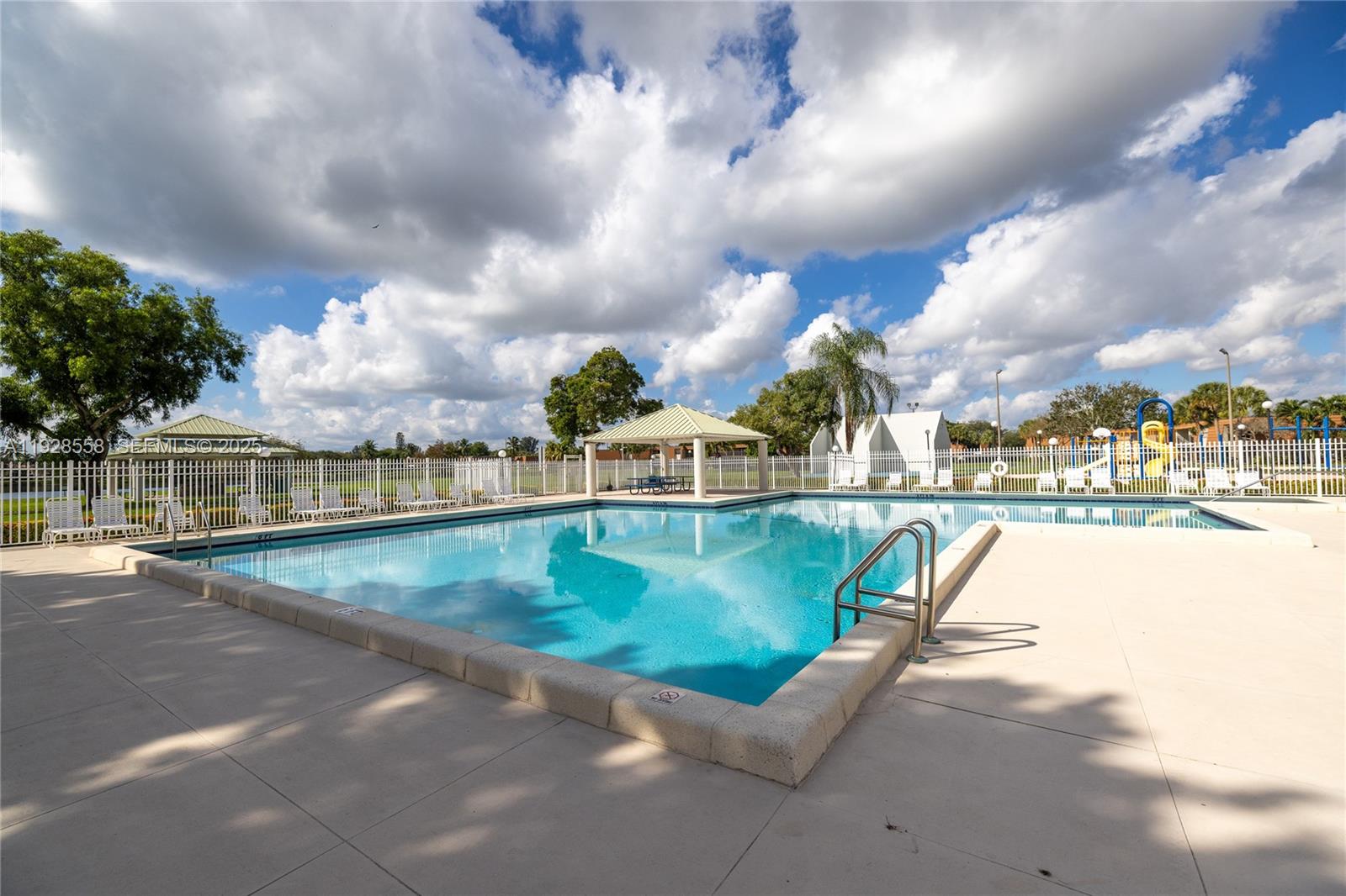 11006 N Harmony Lk Cir Davie, FL 33324