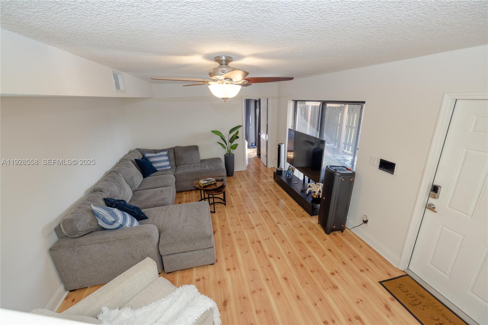 11006 N Harmony Lk Cir Davie, FL 33324