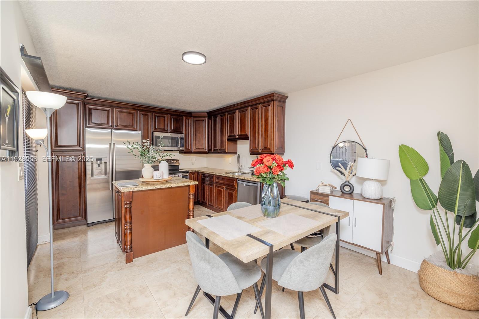 11006 N Harmony Lk Cir Davie, FL 33324