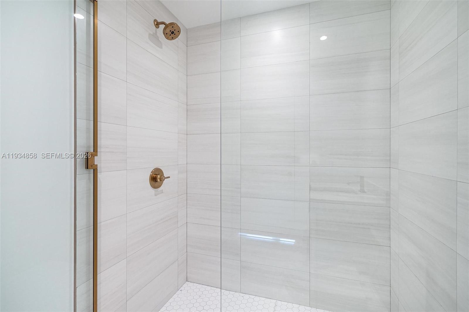 2678 Tigertail Ave #404 Miami, FL 33133