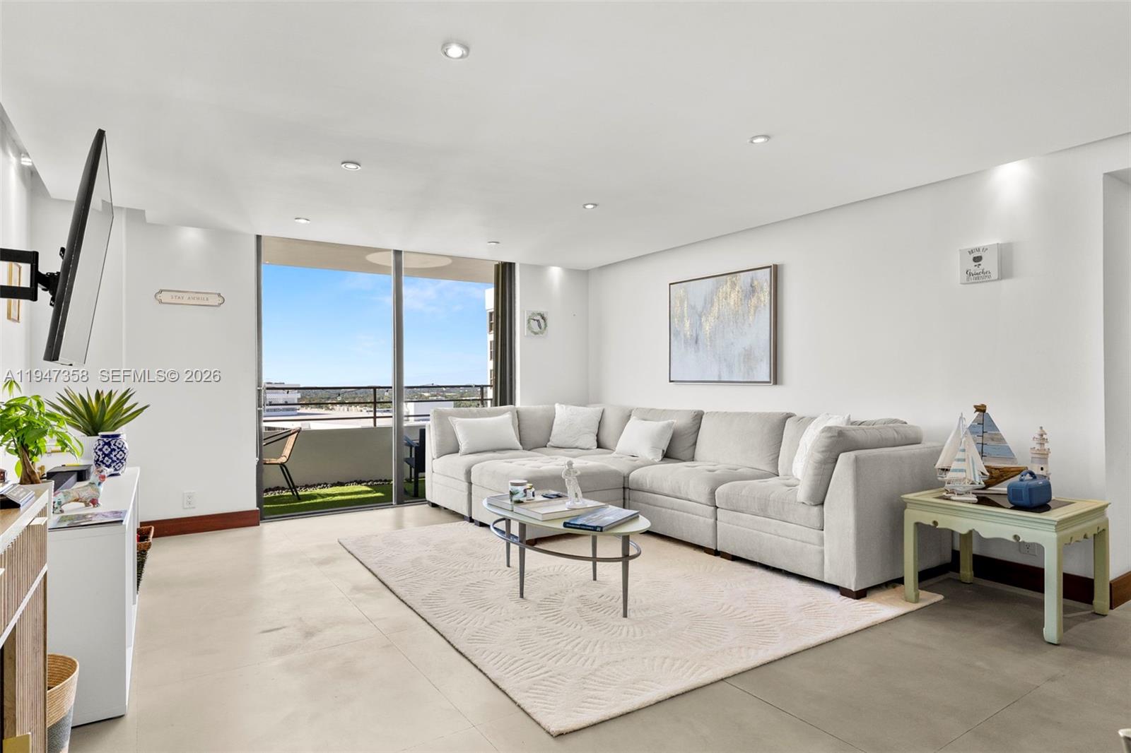 2500 Parkview Dr #2319 Hallandale Beach, FL 33009