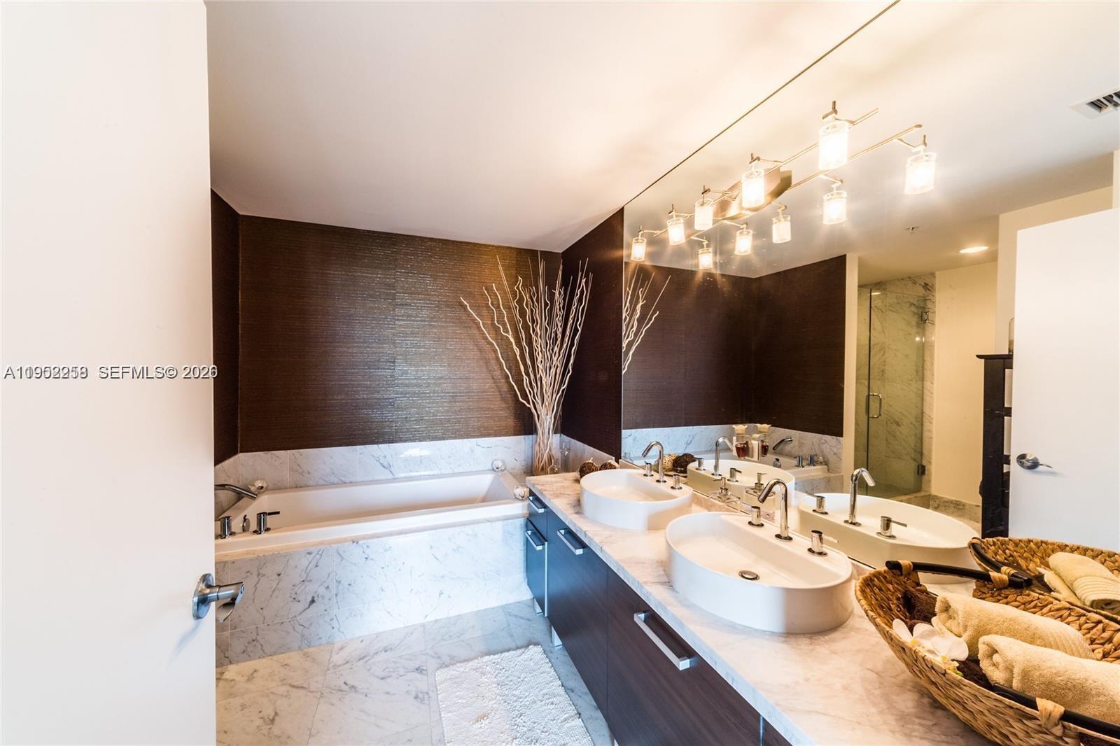 244 Biscayne Blvd #4407 Miami, FL 33132