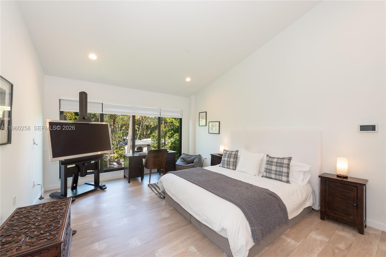 650 Curtiswood Dr Key Biscayne, FL 33149