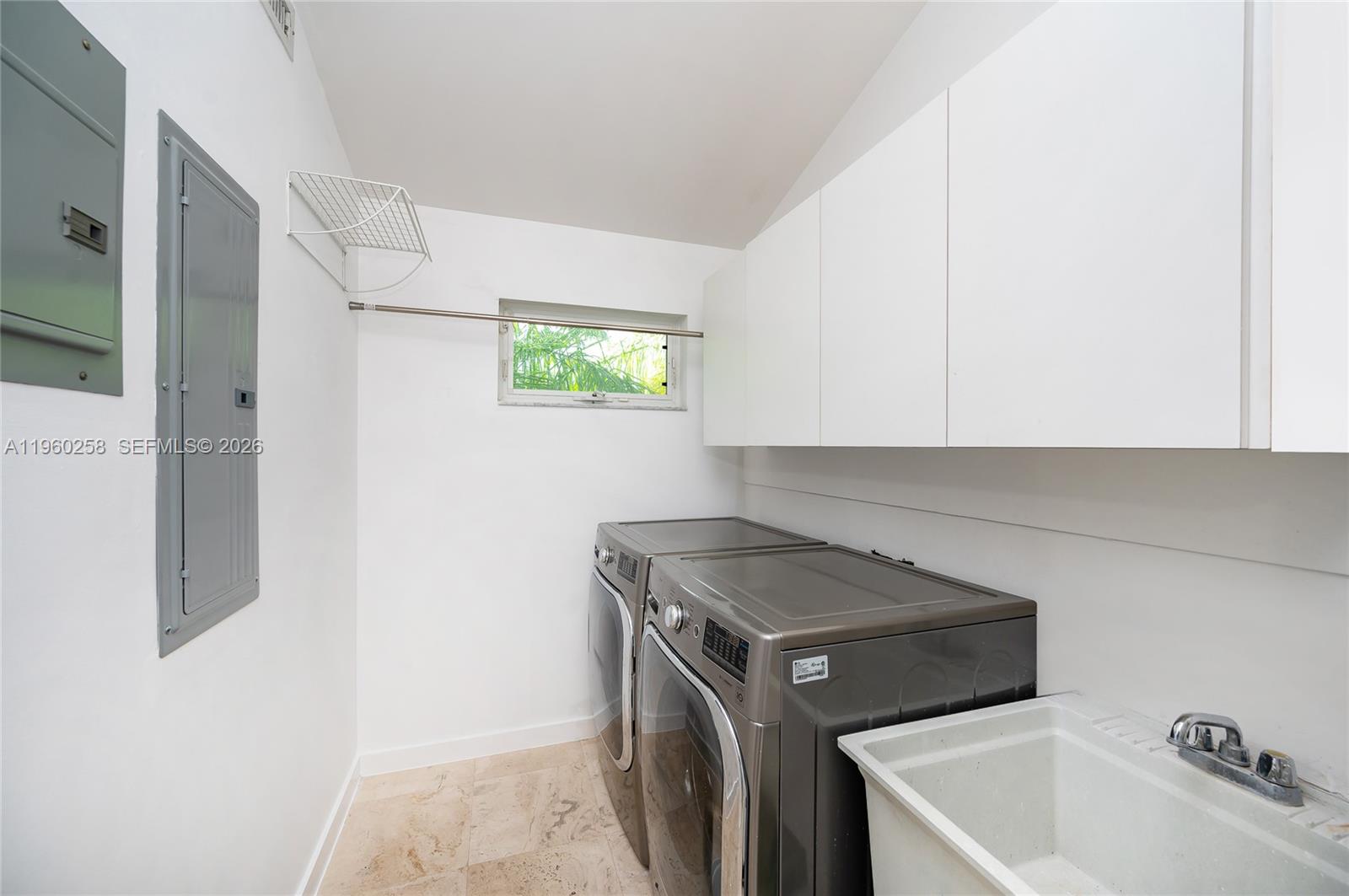 650 Curtiswood Dr Key Biscayne, FL 33149