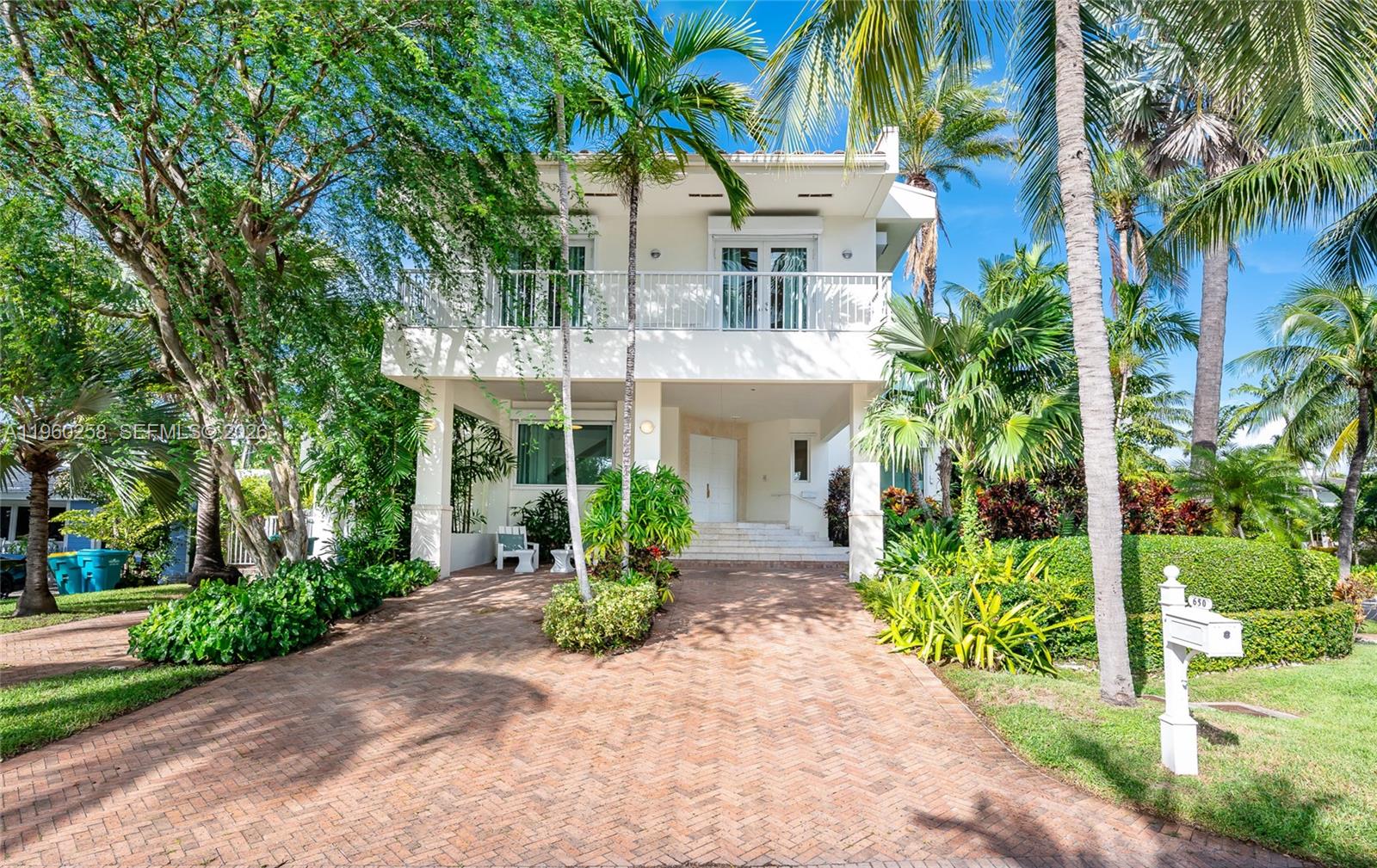 650 Curtiswood Dr Key Biscayne, FL 33149