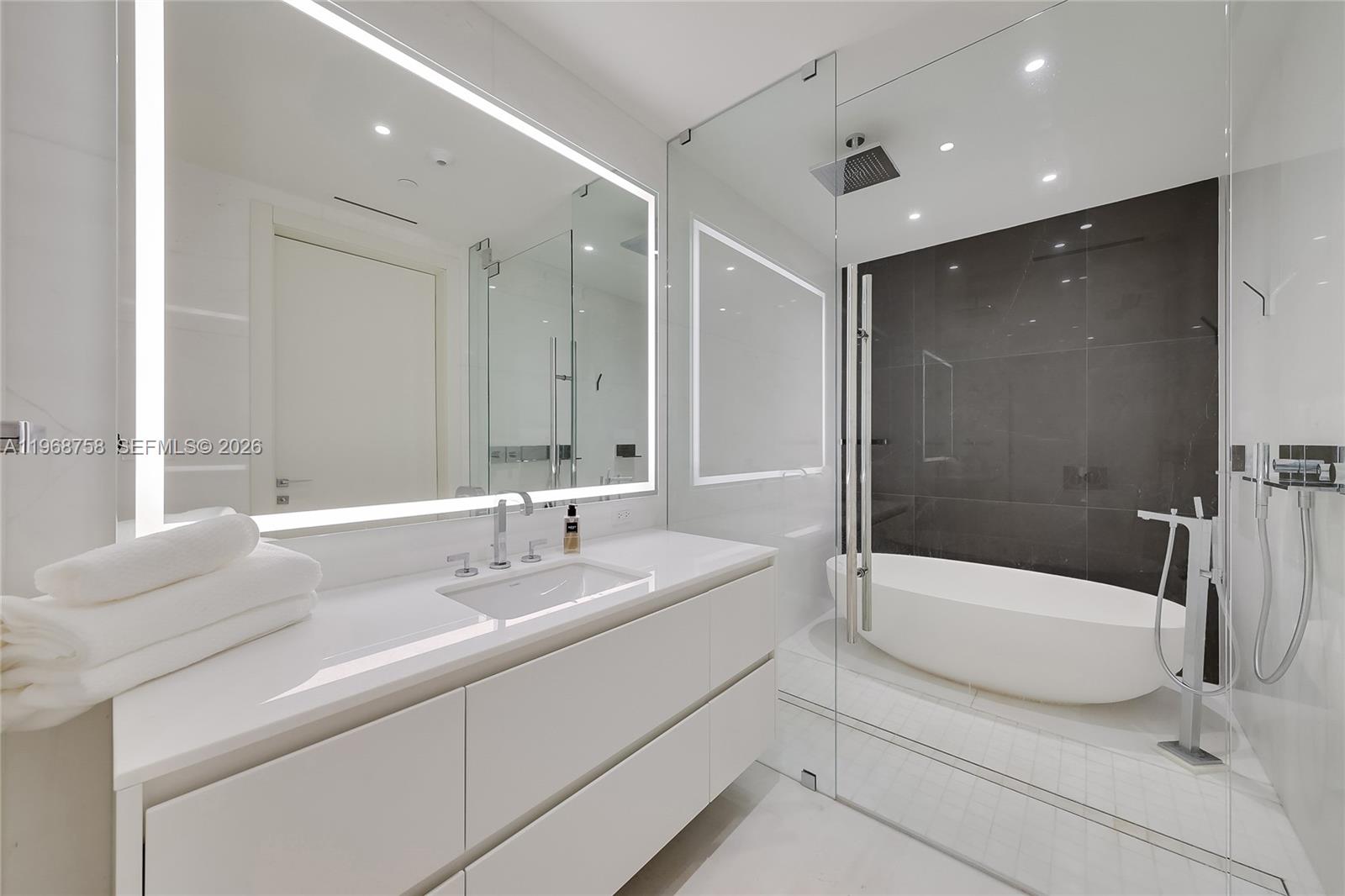 300 Biscayne Blvd Way #1105C Miami, FL 33131