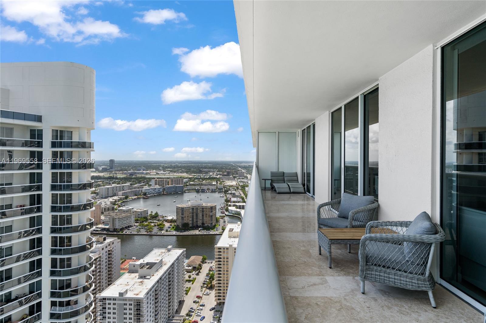 image Beach Club 241