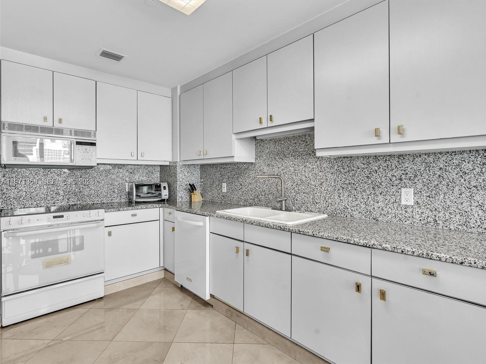 10101 Collins Ave #18C + CABANA Bal Harbour, FL 33154