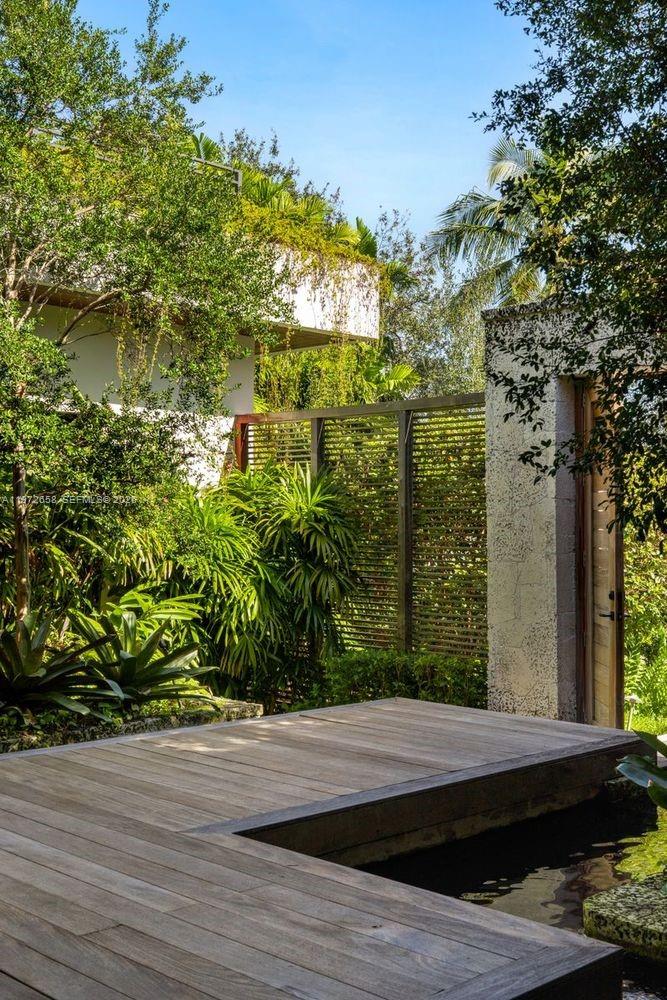 6850 Sunrise Ct Coral Gables, FL 33133