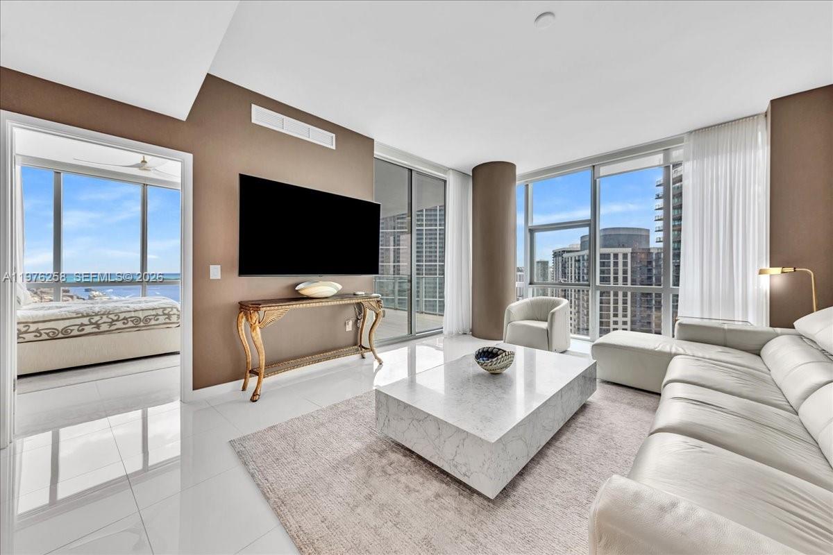 851 NE 1st Ave #3711 Miami, FL 33132