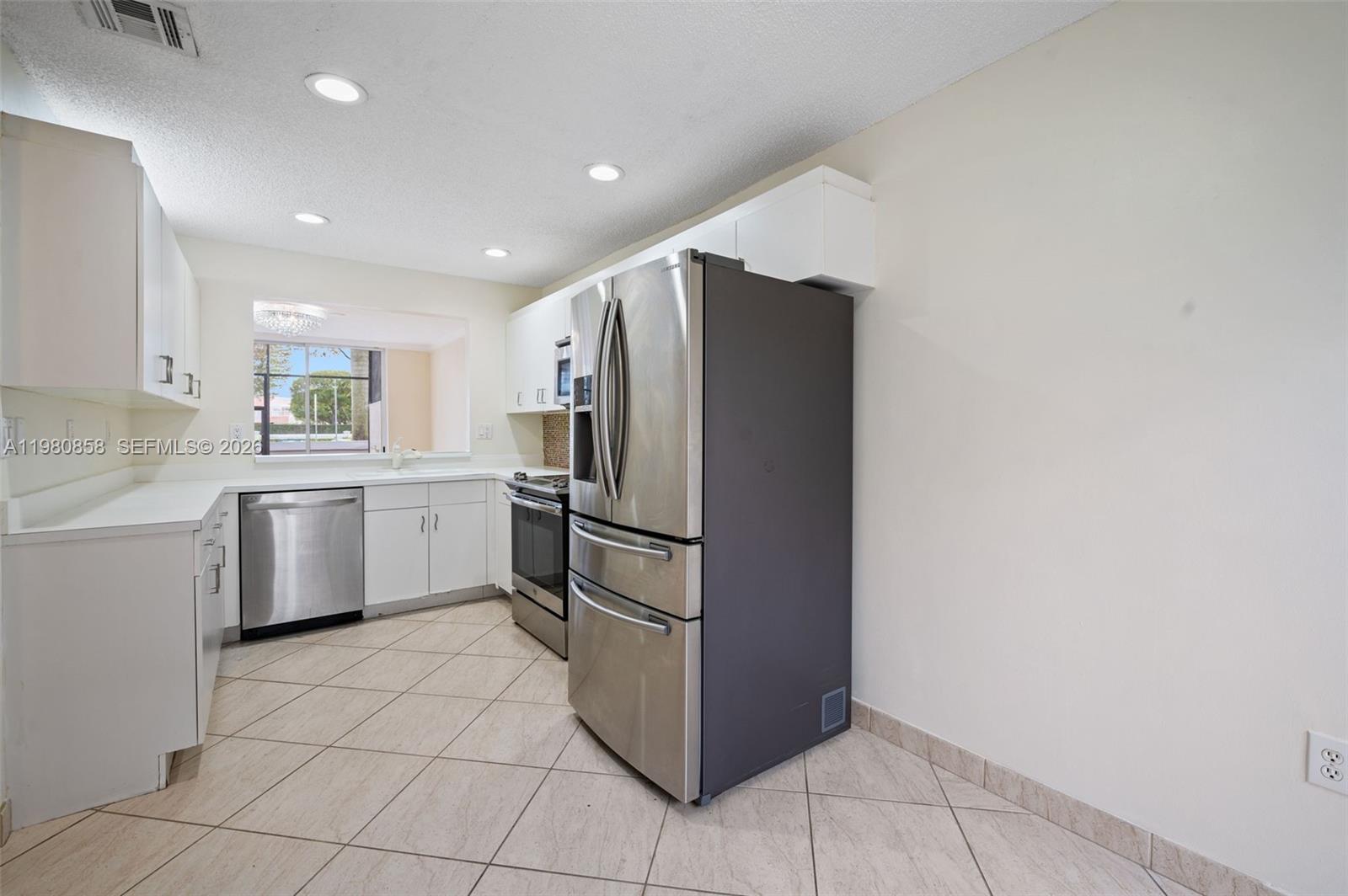 10252 NW 52nd Ter Doral, FL 33178