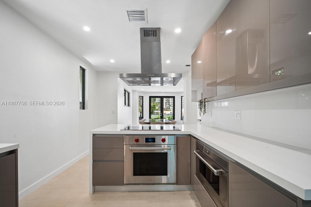 5661 Pine Tree Dr Miami Beach, FL 33140