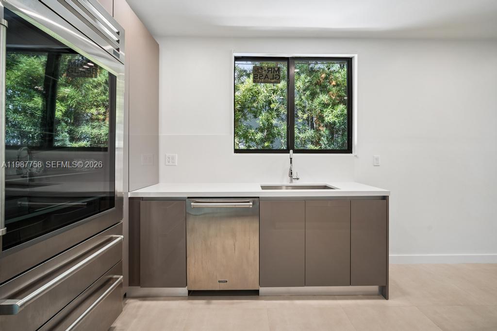 5661 Pine Tree Dr Miami Beach, FL 33140