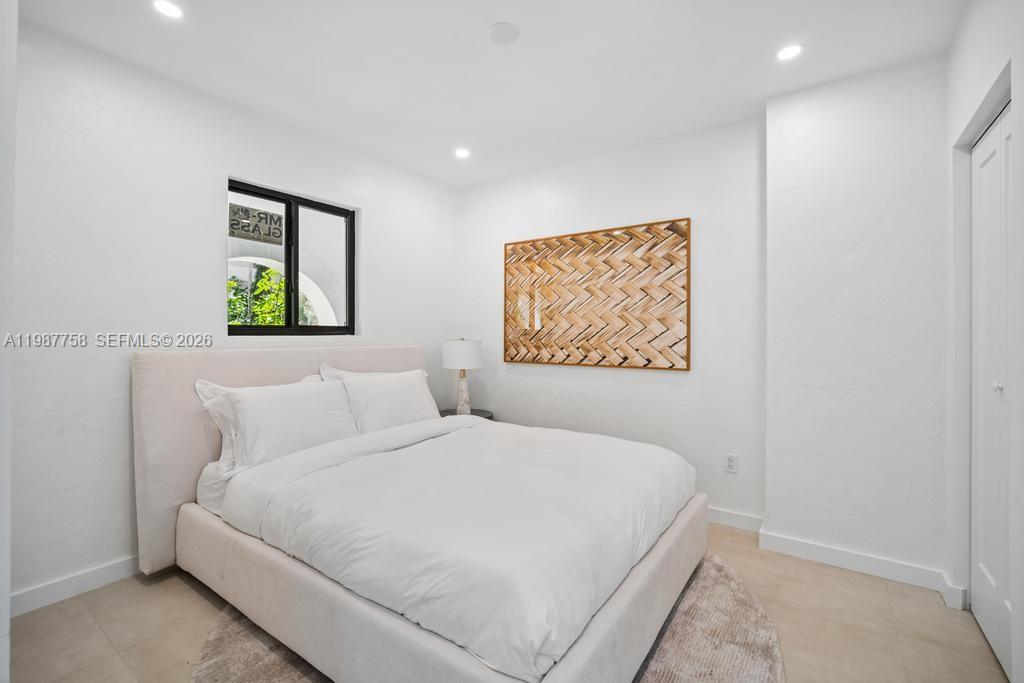 5661 Pine Tree Dr Miami Beach, FL 33140