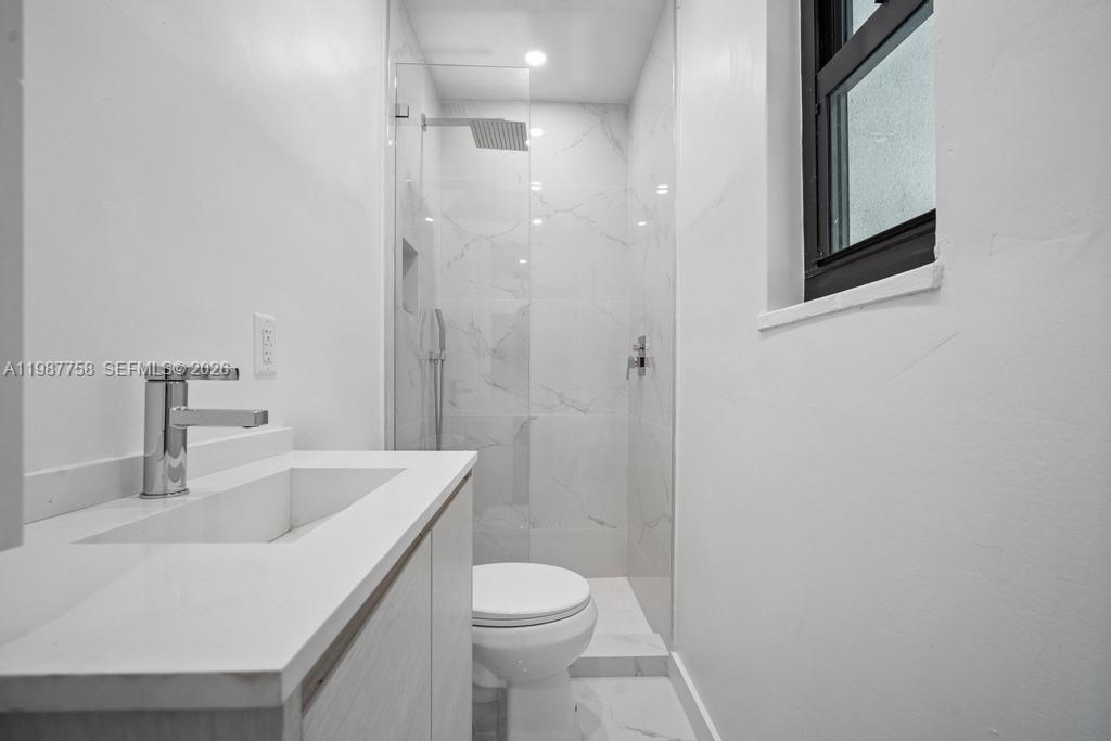 5661 Pine Tree Dr Miami Beach, FL 33140