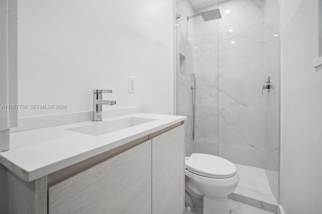 5661 Pine Tree Dr Miami Beach, FL 33140