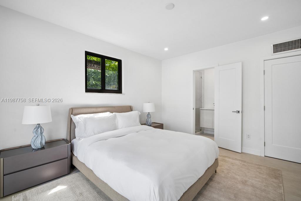 5661 Pine Tree Dr Miami Beach, FL 33140