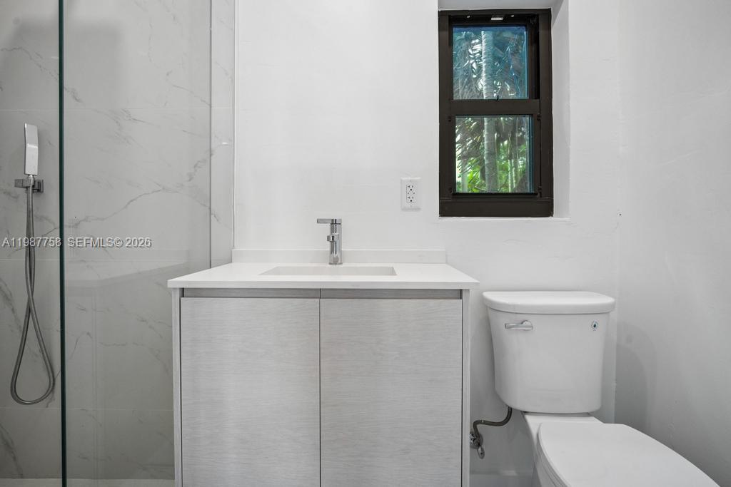 5661 Pine Tree Dr Miami Beach, FL 33140