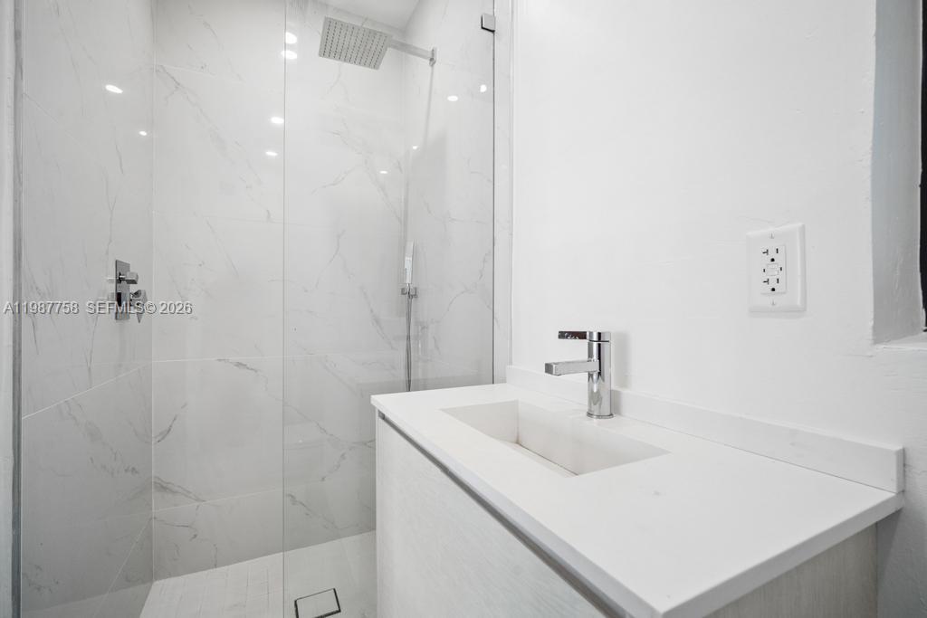 5661 Pine Tree Dr Miami Beach, FL 33140