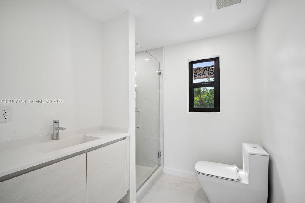 5661 Pine Tree Dr Miami Beach, FL 33140