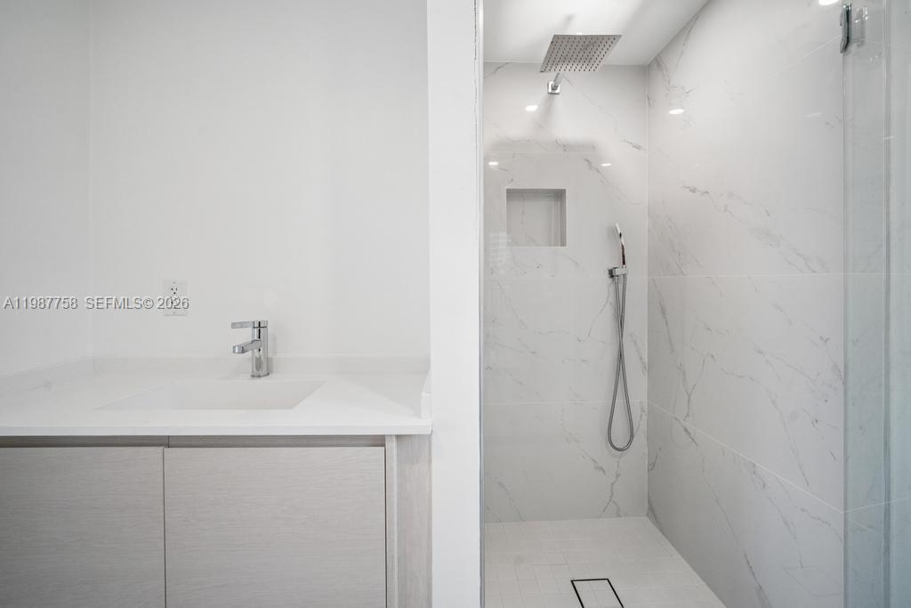 5661 Pine Tree Dr Miami Beach, FL 33140