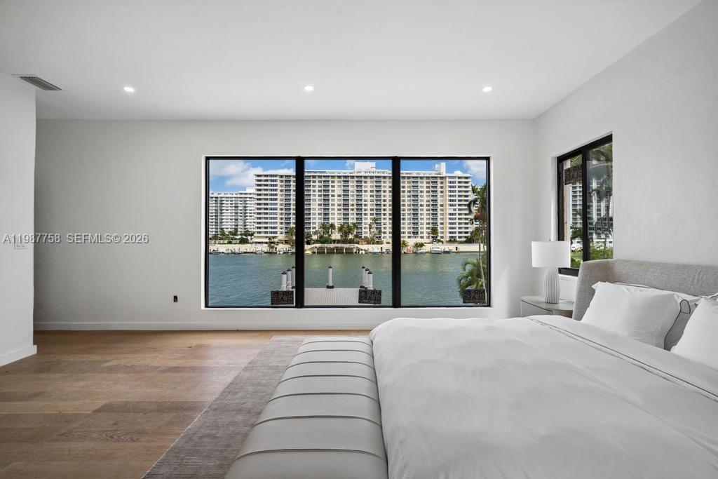 5661 Pine Tree Dr Miami Beach, FL 33140