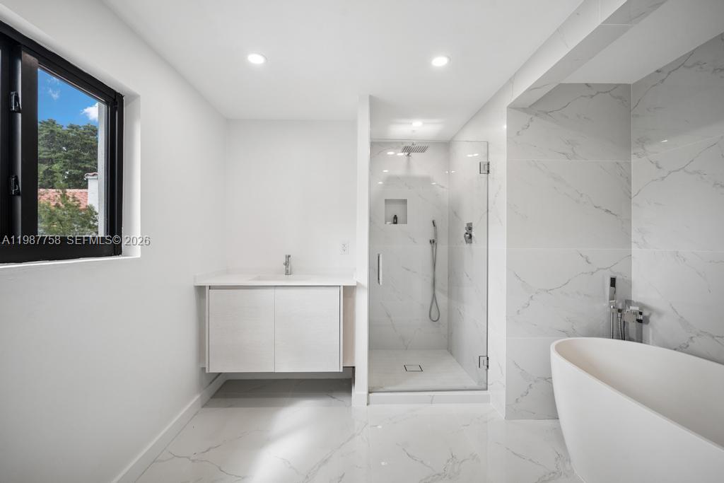 5661 Pine Tree Dr Miami Beach, FL 33140