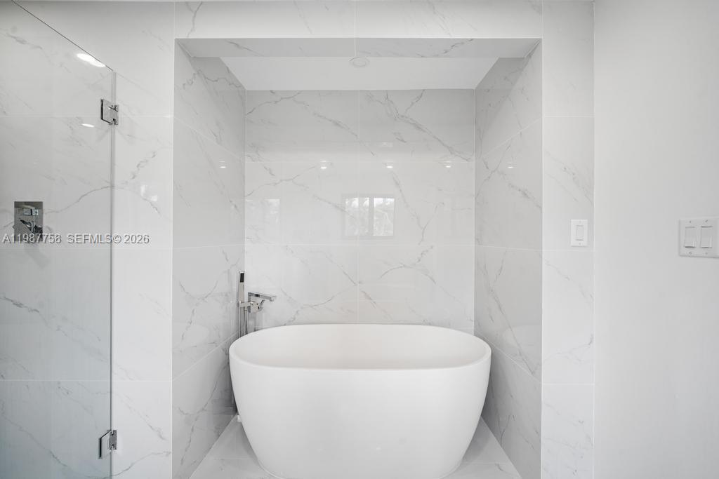 5661 Pine Tree Dr Miami Beach, FL 33140