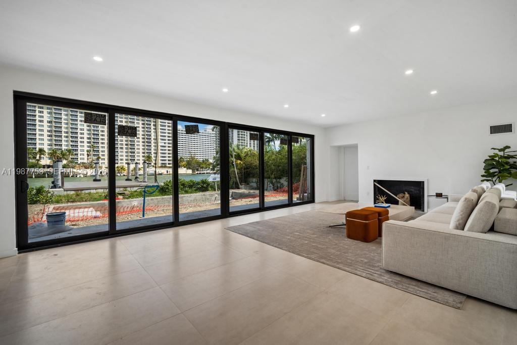 5661 Pine Tree Dr Miami Beach, FL 33140