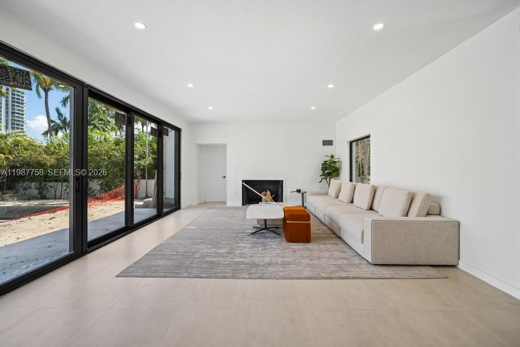 5661 Pine Tree Dr Miami Beach, FL 33140