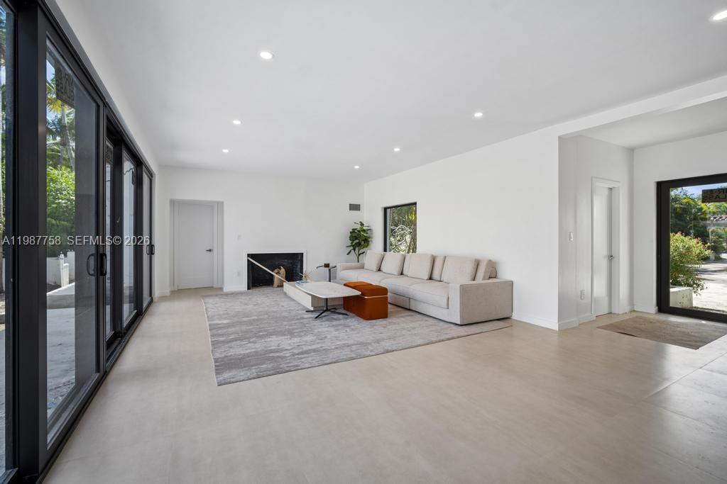 5661 Pine Tree Dr Miami Beach, FL 33140