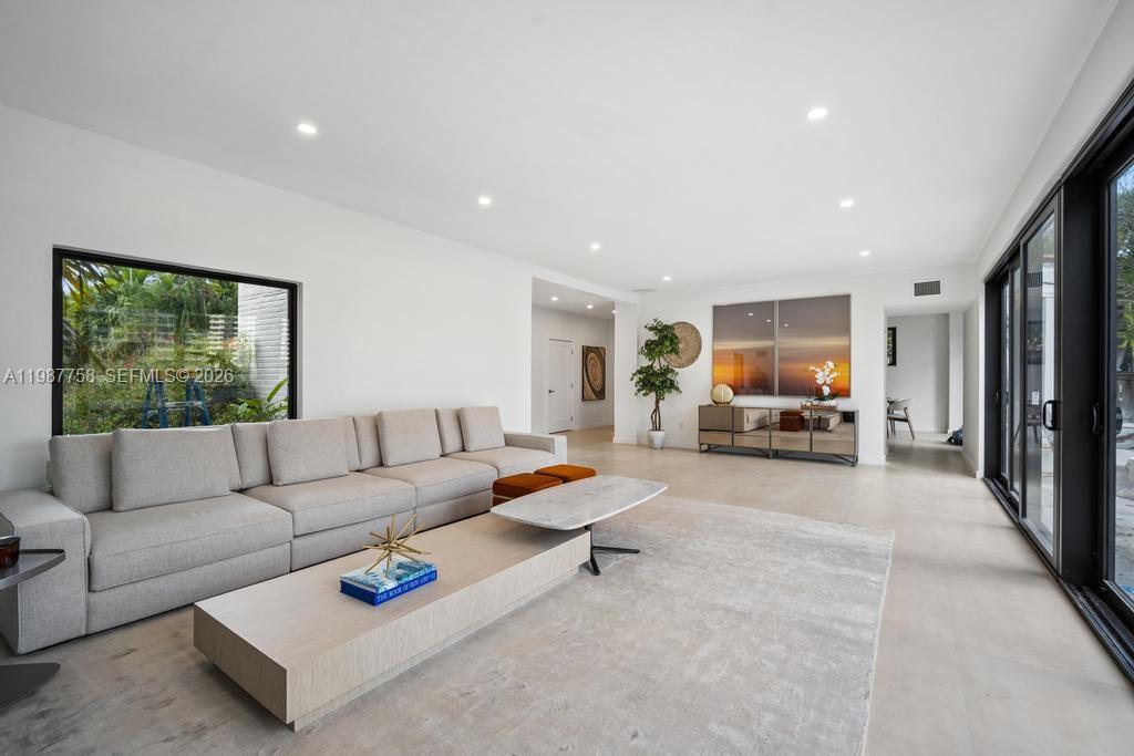 5661 Pine Tree Dr Miami Beach, FL 33140