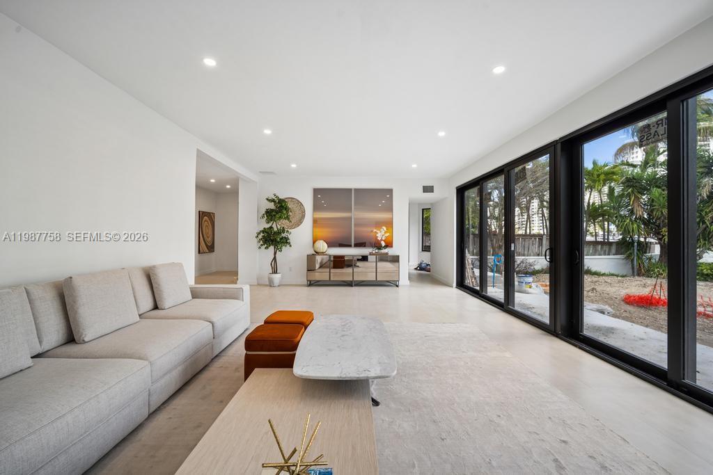 5661 Pine Tree Dr Miami Beach, FL 33140