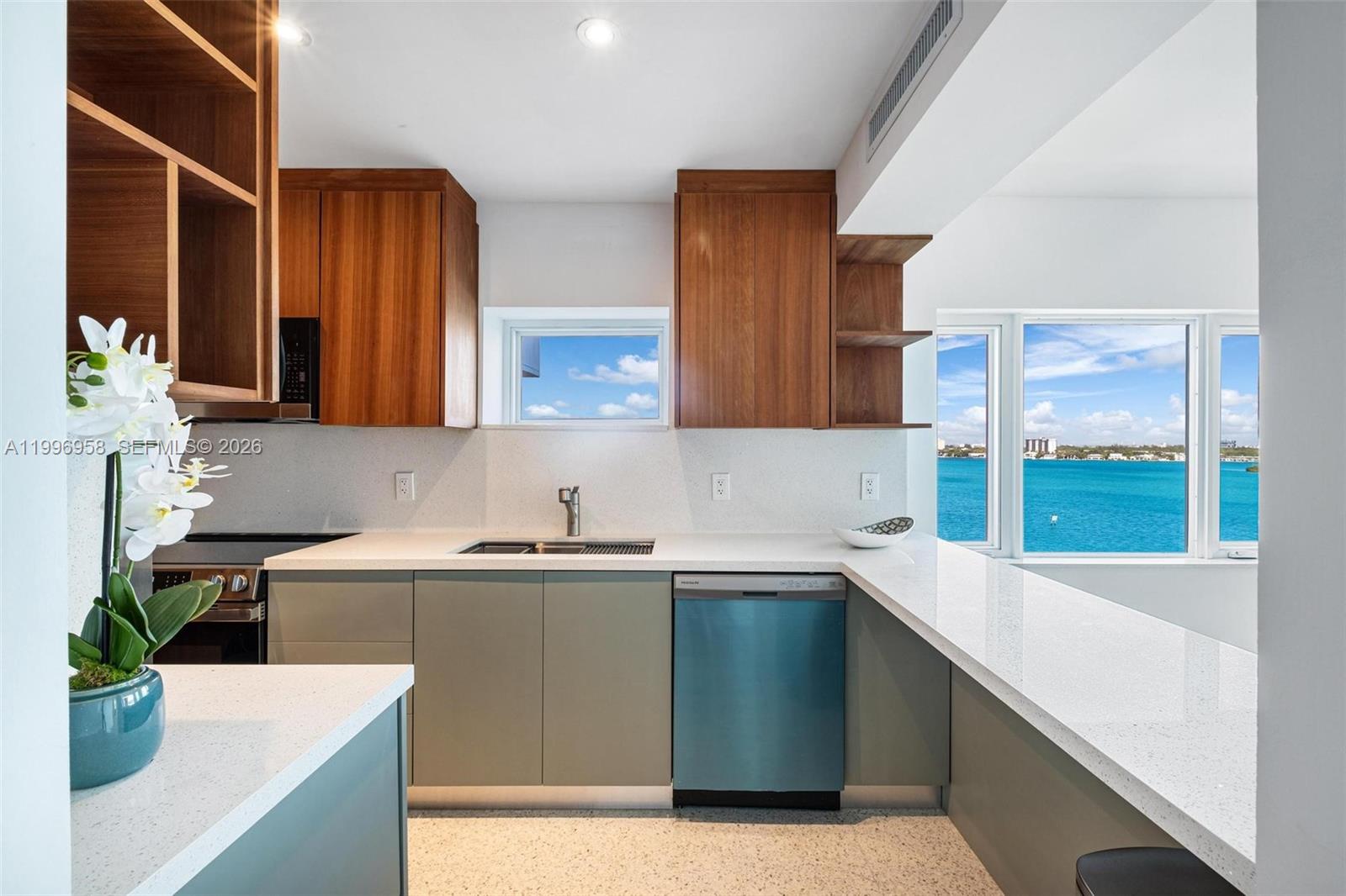 10300 W Bay Hbr Dr #9D Bay Harbor Islands, FL 33154