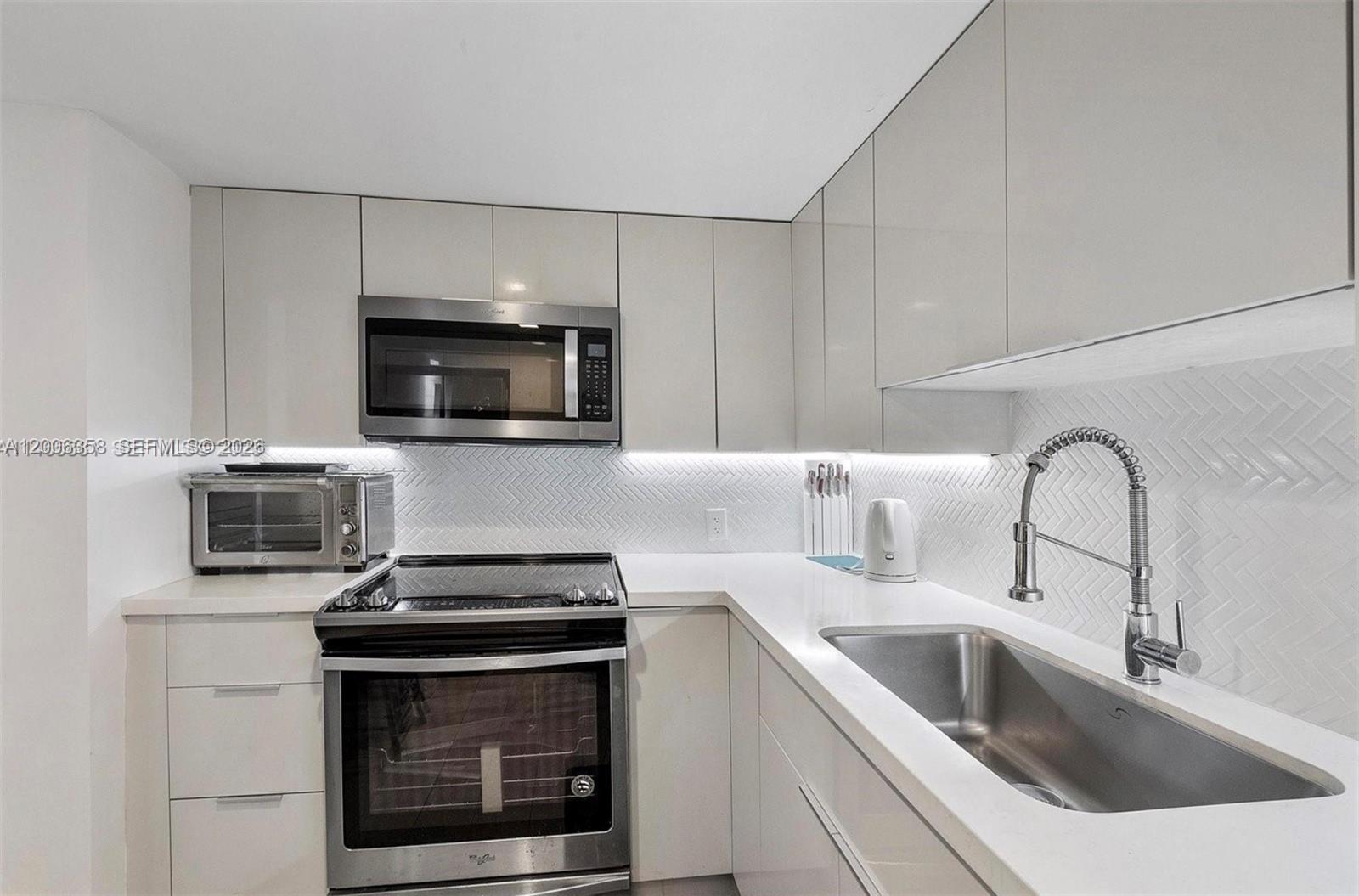 100 Bayview Dr #PH31 Sunny Isles Beach, FL 33160