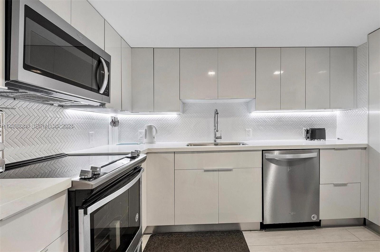 100 Bayview Dr #PH31 Sunny Isles Beach, FL 33160