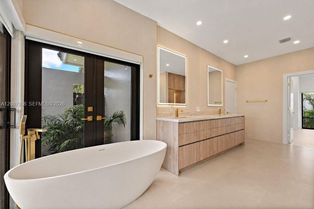 Undisclosed Address Palmetto Bay, FL 33157