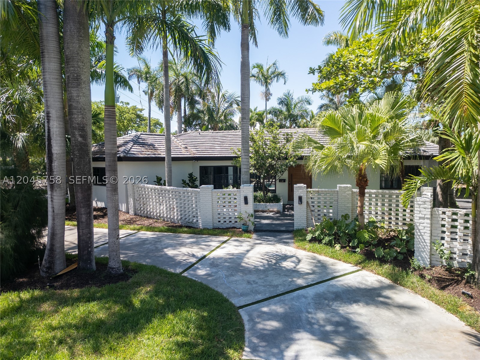 2500 Bayview Dr Fort Lauderdale, FL 33305