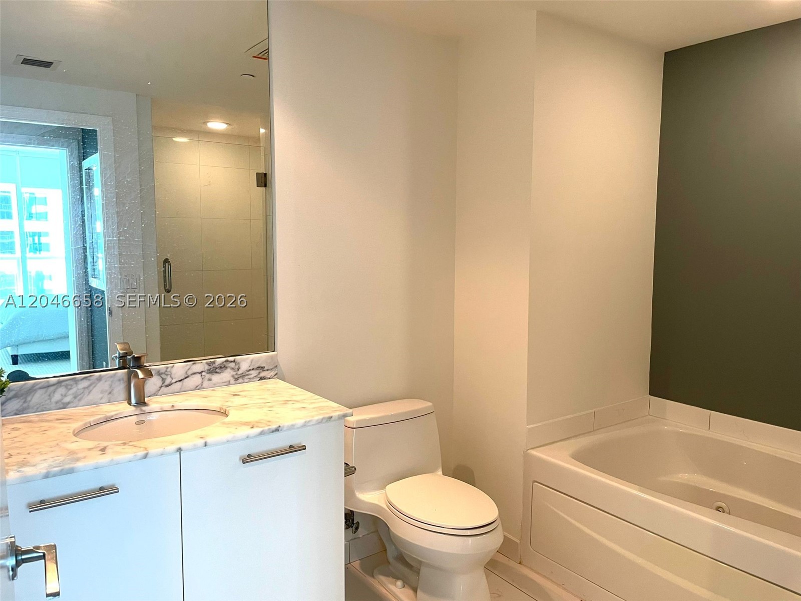 500 Brickell Ave #2006 Miami, FL 33131