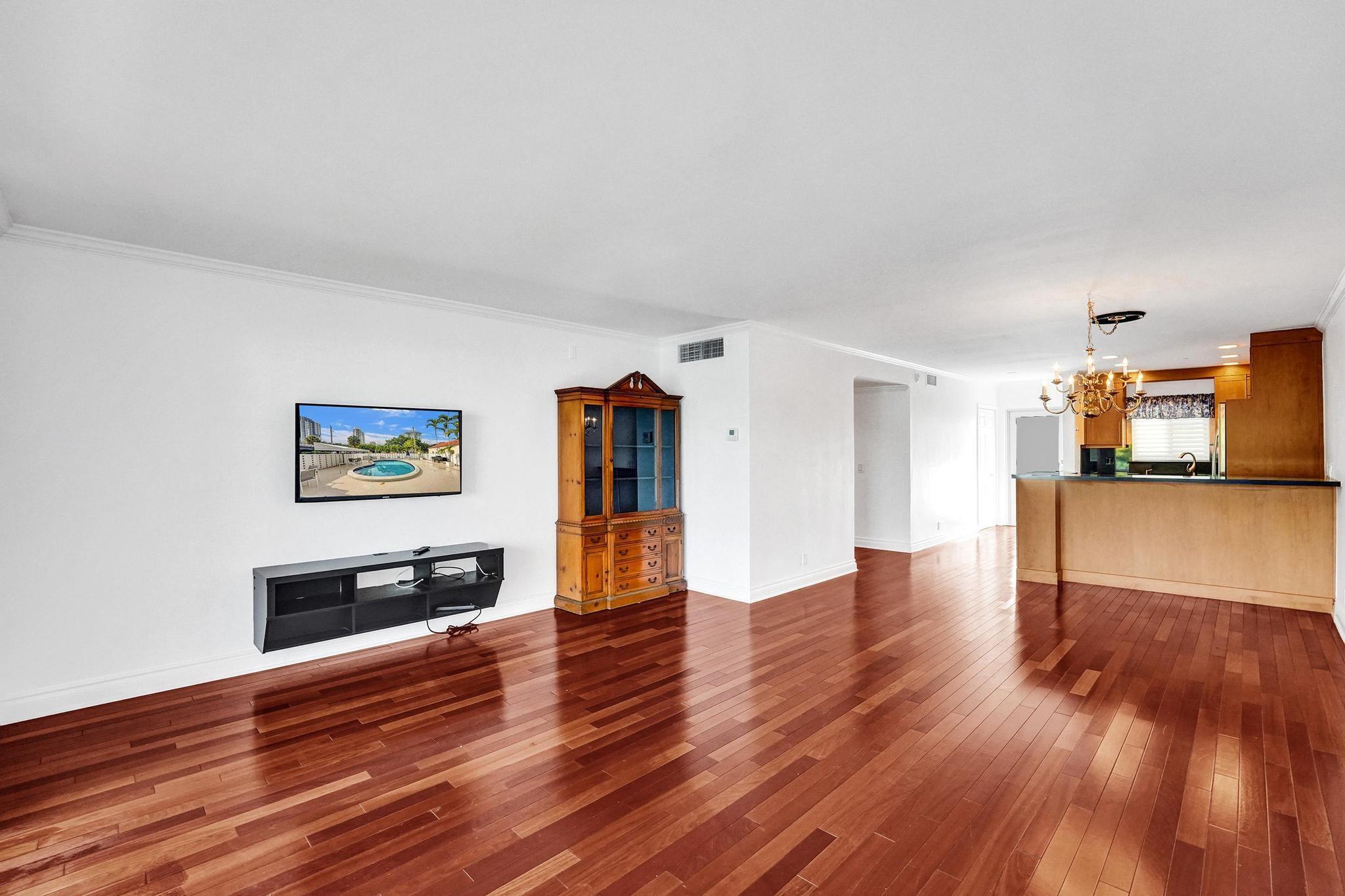 818 SE 4th St #202 Fort Lauderdale, FL 33301