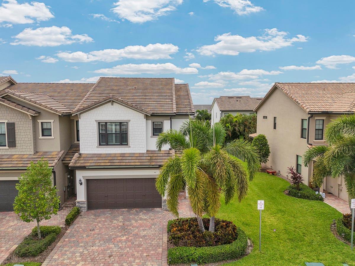 8282 Cadre Noir Rd