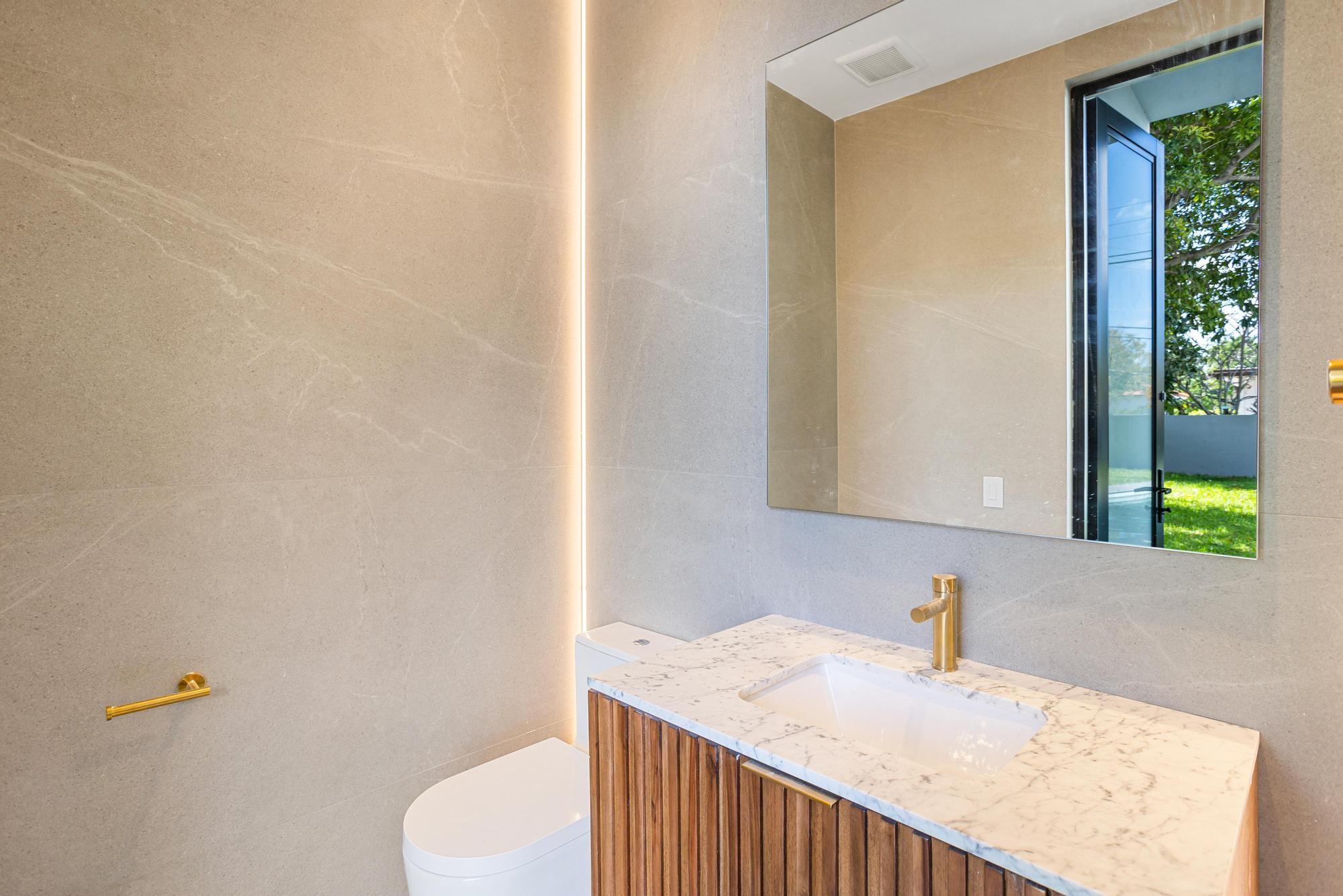 1904 SW 22nd Ter Miami, FL 33145