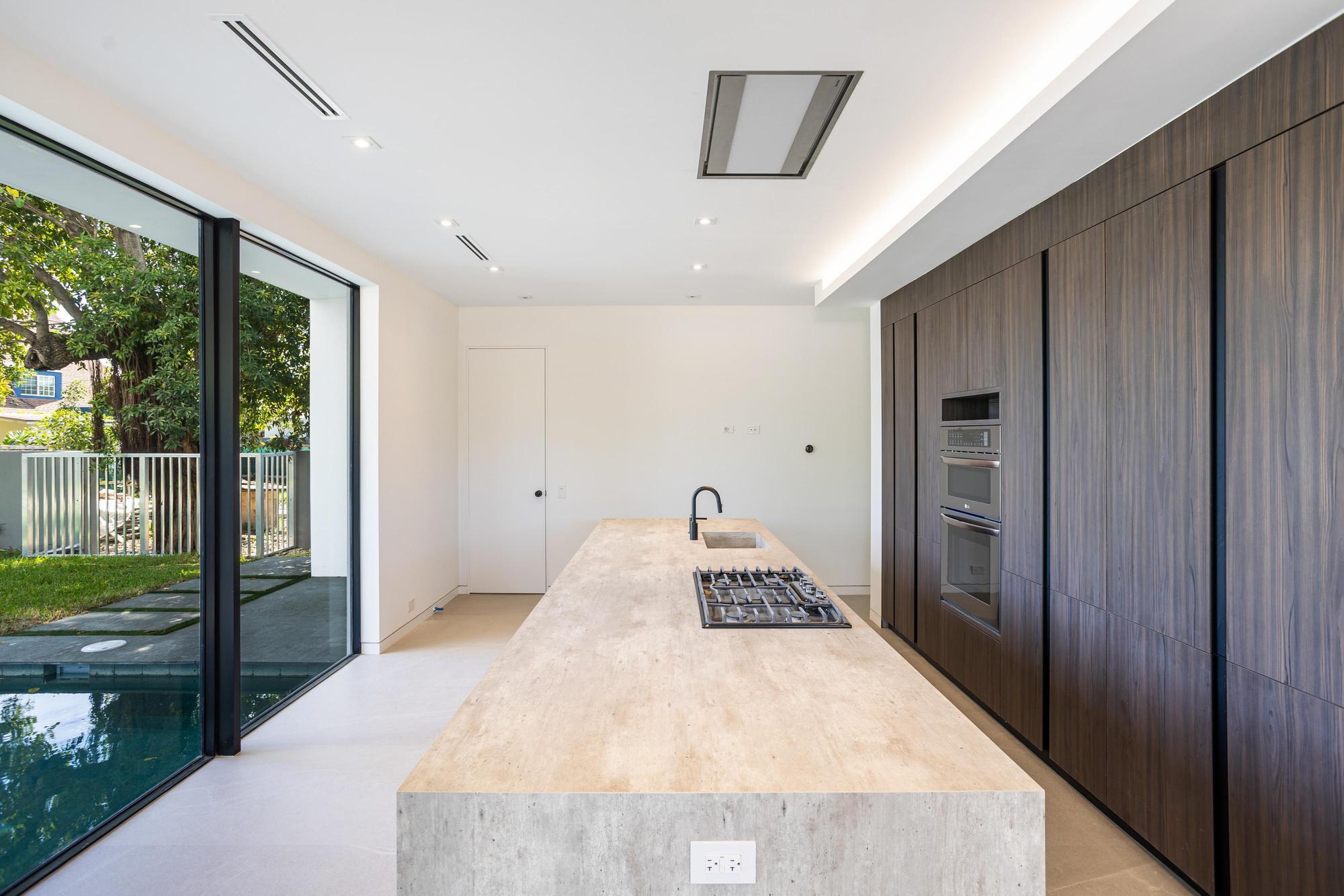 1904 SW 22nd Ter Miami, FL 33145