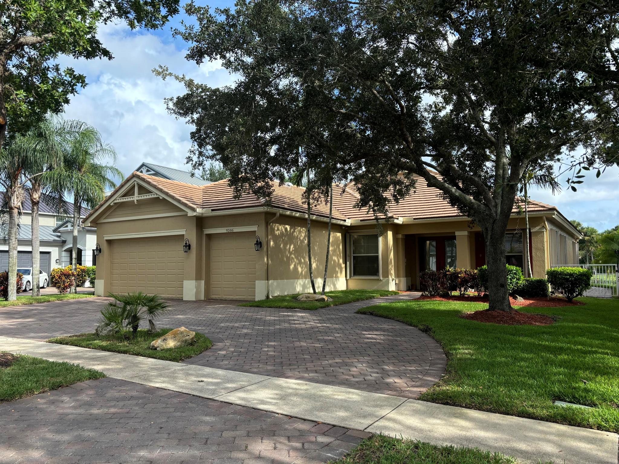 9386 Madewood Ct